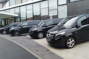 Van Mercedes devant l'Hôtel Crowne Plaza